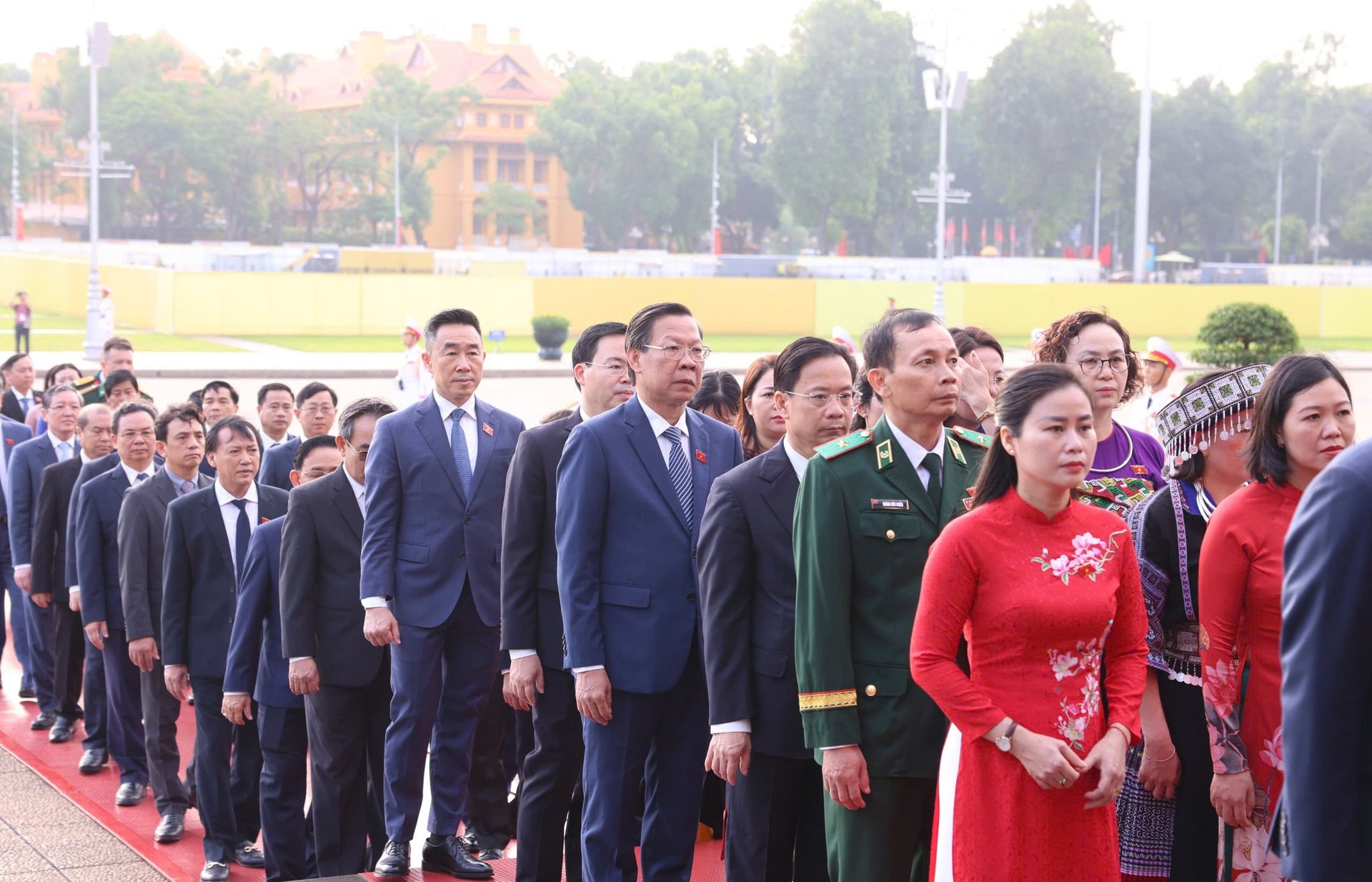 Líderes del Partido y del Estado y diputados de la Asamblea Nacional visitan el Mausoleo del Tío Ho - 8
