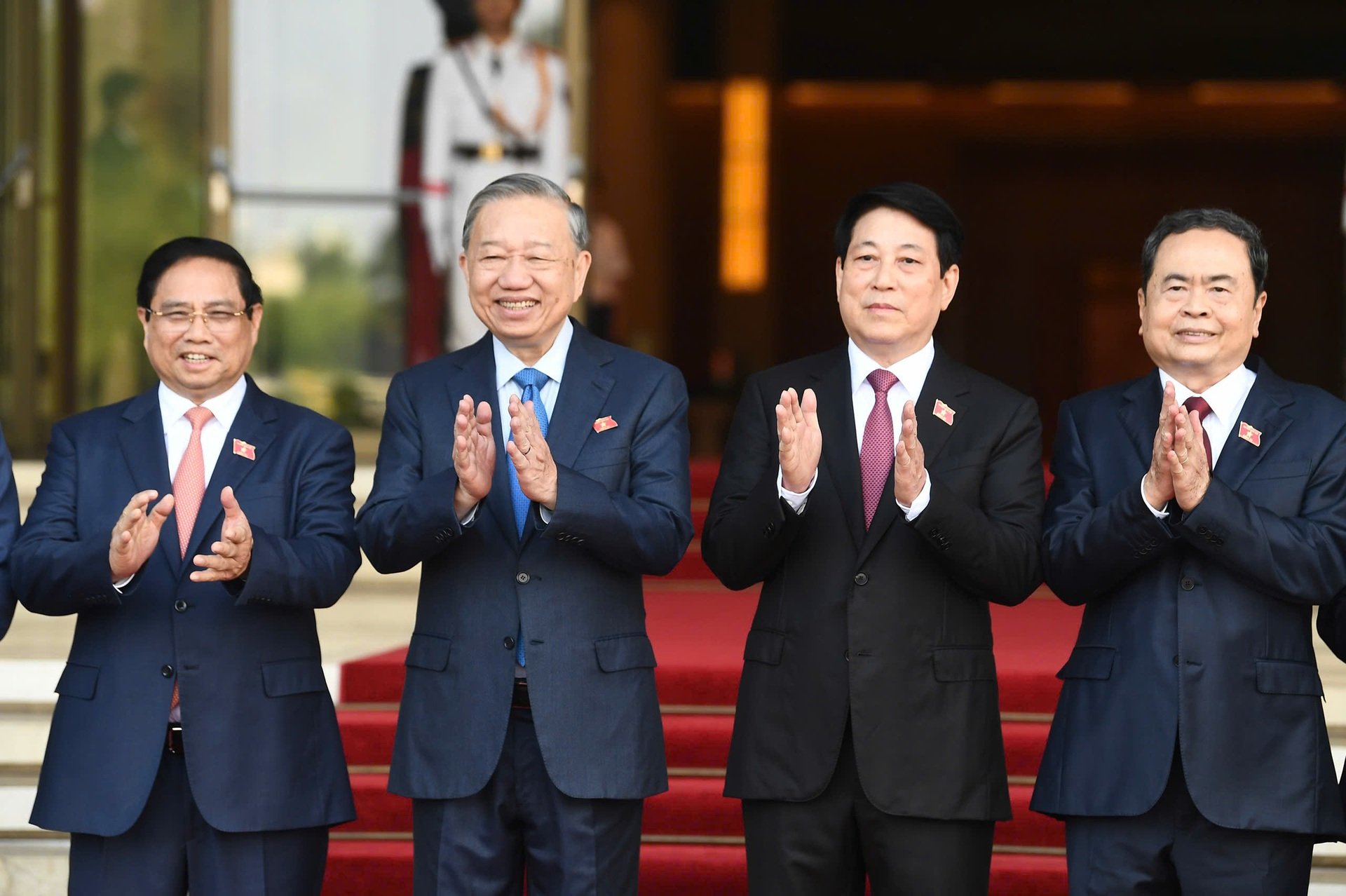Líderes del Partido y del Estado y diputados de la Asamblea Nacional visitan el Mausoleo del Tío Ho - 10