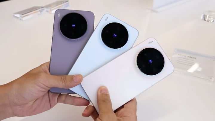vivo X300의 ZEISS 원형 카메라 클러스터는 섬세하게 제작되어 매끄럽고 고급스러운 느낌을 선사합니다. (사진: VVS)