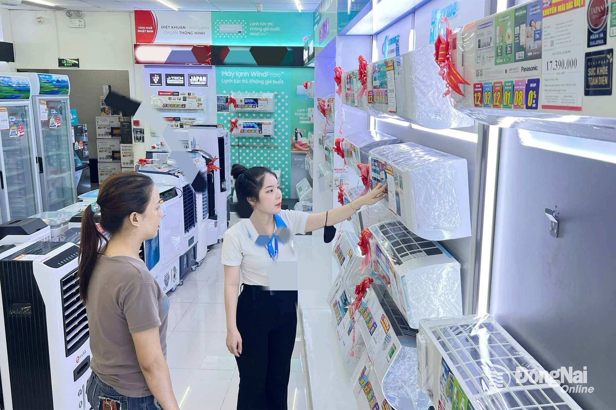 În contextul creșterii prețurilor de consum, creșterea deducerii familiale la aproape 41% este o veste bună pentru mulți contribuabili. În fotografie: Oameni care fac cumpărături la un supermarket de electronice de pe strada Pham Van Thuan, sectorul Tran Bien. Ilustrație: Kim Lieu
