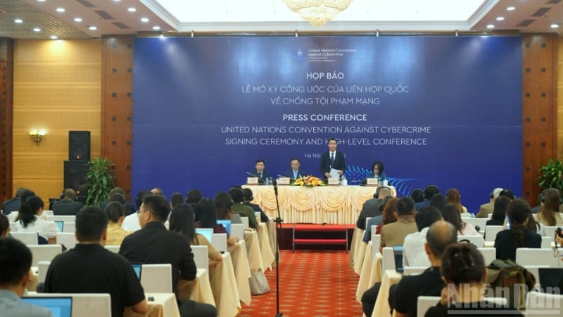Escena de la conferencia de prensa internacional sobre la ceremonia de firma de la Convención de las Naciones Unidas contra la Ciberdelincuencia. (Foto: TRUNG HUNG)
