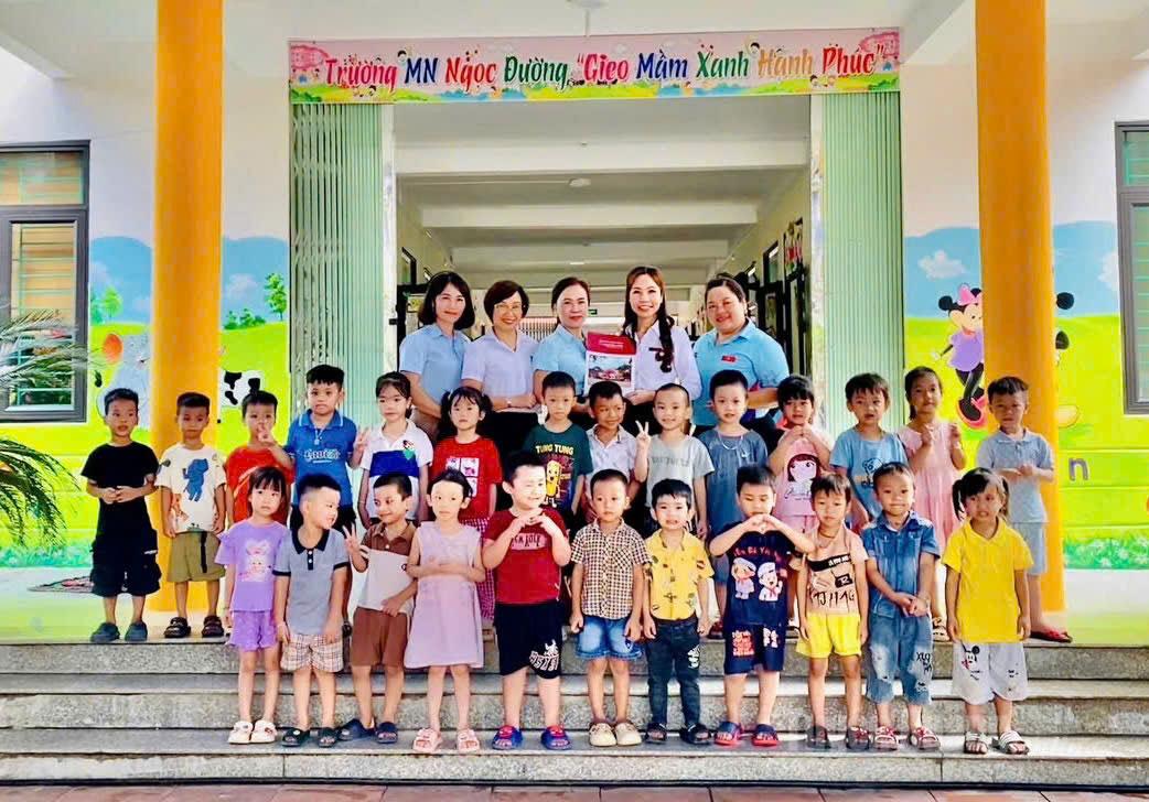 Líderes da agência Ha Giang do Agribank apresentaram apoio ao Jardim de Infância Ngoc Duong, Comuna Ngoc Duong.