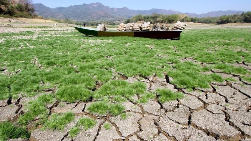 O barcă eșuată pe un lac în districtul Wonogiri, provincia Java Centrală (Indonezia), pe 10 august 2023. (Foto: Xinhua)
