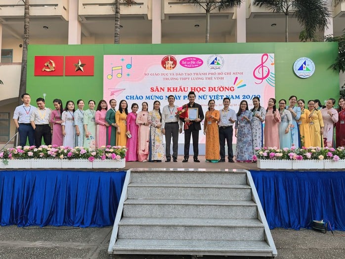 NSƯT Kim Tiểu Long chào mừng ngày Phụ Nữ Việt Nam tại Trường THPT Lương Thế Vinh - Ảnh 1.