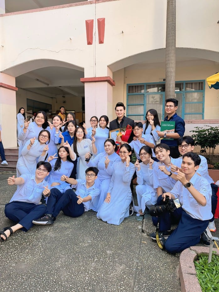 NSƯT Kim Tiểu Long chào mừng ngày Phụ Nữ Việt Nam tại Trường THPT Lương Thế Vinh - Ảnh 2.