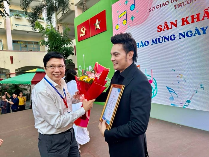 NSƯT Kim Tiểu Long chào mừng ngày Phụ Nữ Việt Nam tại Trường THPT Lương Thế Vinh - Ảnh 6.