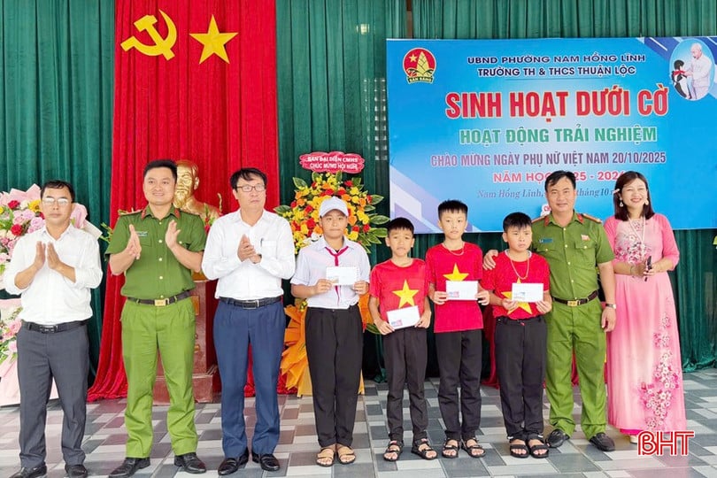 bqbht_br_gen-h-anh-01-cong-an-phuong-nam-hong-linh-va-bgd-truong-th-va-thcs-thuan-loc-phuong-nam-hong-linh-trao-thuong-cho-cac-em.jpg