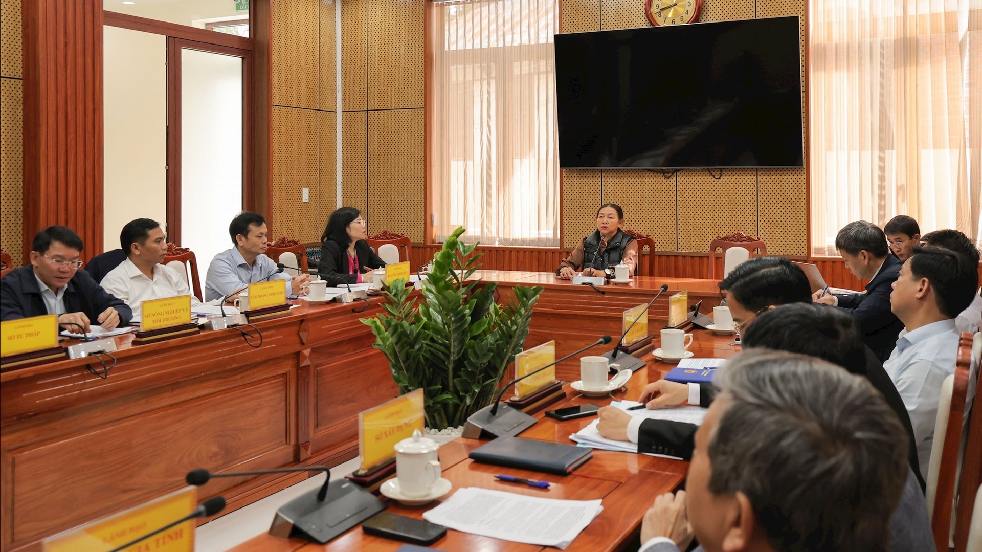 Công dân Nguyễn Thị Lan Anh trình bày vấn đề liên quan đến bố trí tái định cư của gai đình bà khi nhà nước thu hồi đất của gia đình tại Khu du lịch quốc gia hồ Tuyền Lâm.