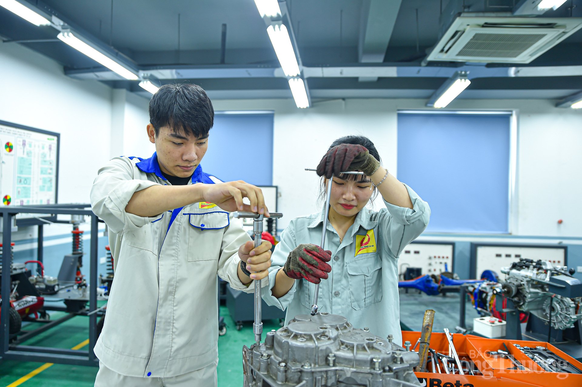 La estudiante Trinh Thu Huong: Cumpliendo el sueño de convertirse en 'médica' de automóviles - 4