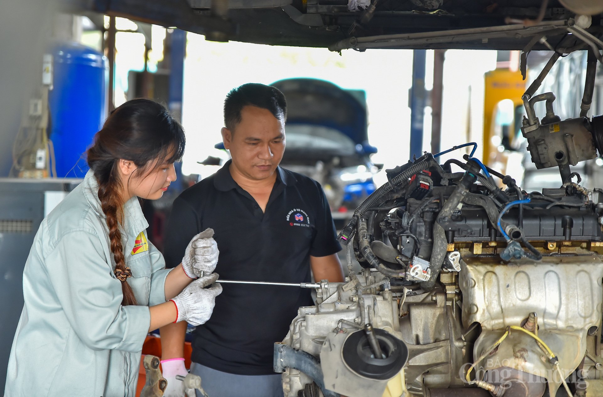 La estudiante Trinh Thu Huong: Cumpliendo el sueño de convertirse en 'médica' de automóviles - 12