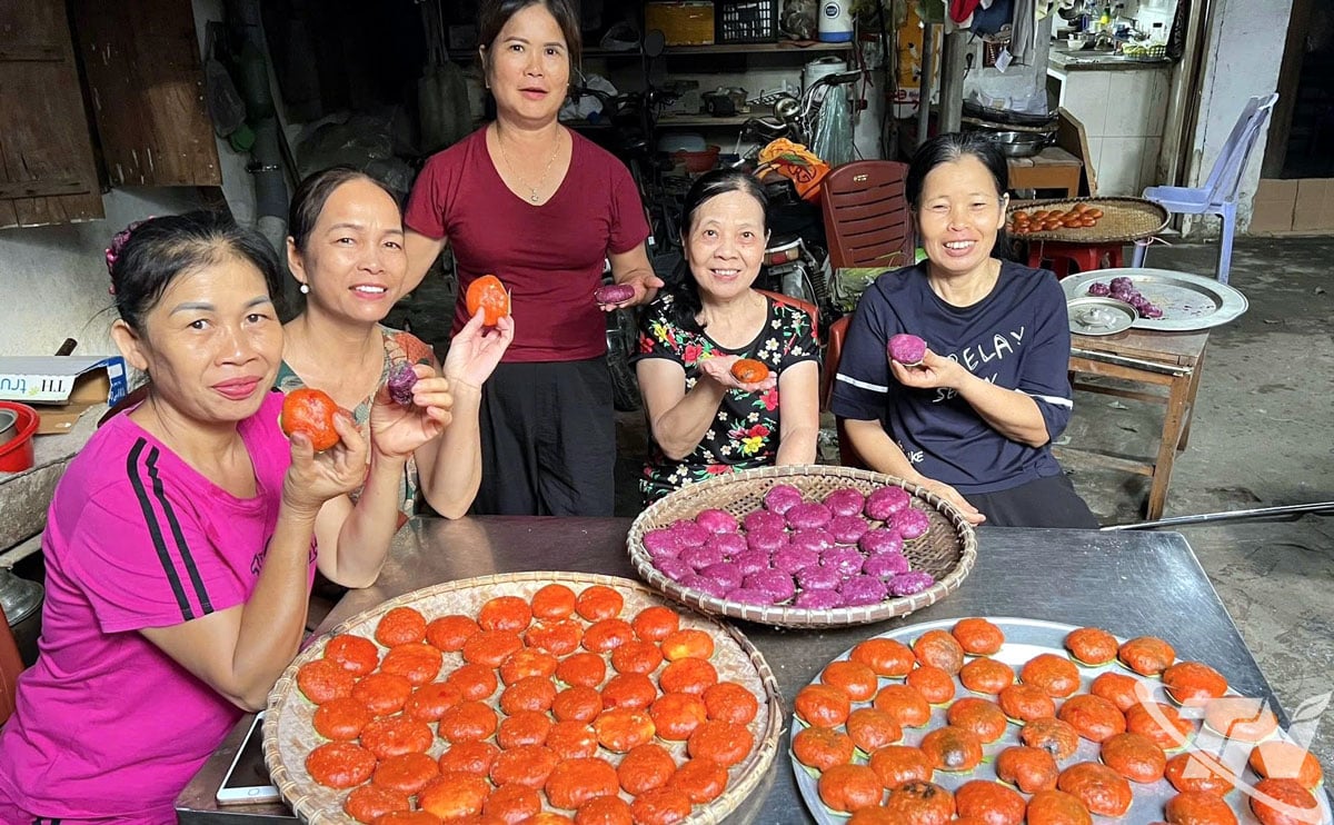 Women of group 17, Bac Kan ward share family stories, raising children and small plans to preserve traditional cultural values.