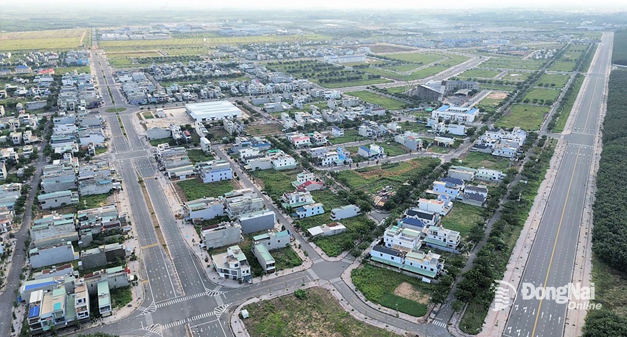 De provincie Dong Nai heeft de hervestiging van huishoudens in het Long Thanh Airport Project en twee verkeersroutes naar het hervestigingsgebied Loc An-Binh Son grotendeels voltooid. Foto: Document 