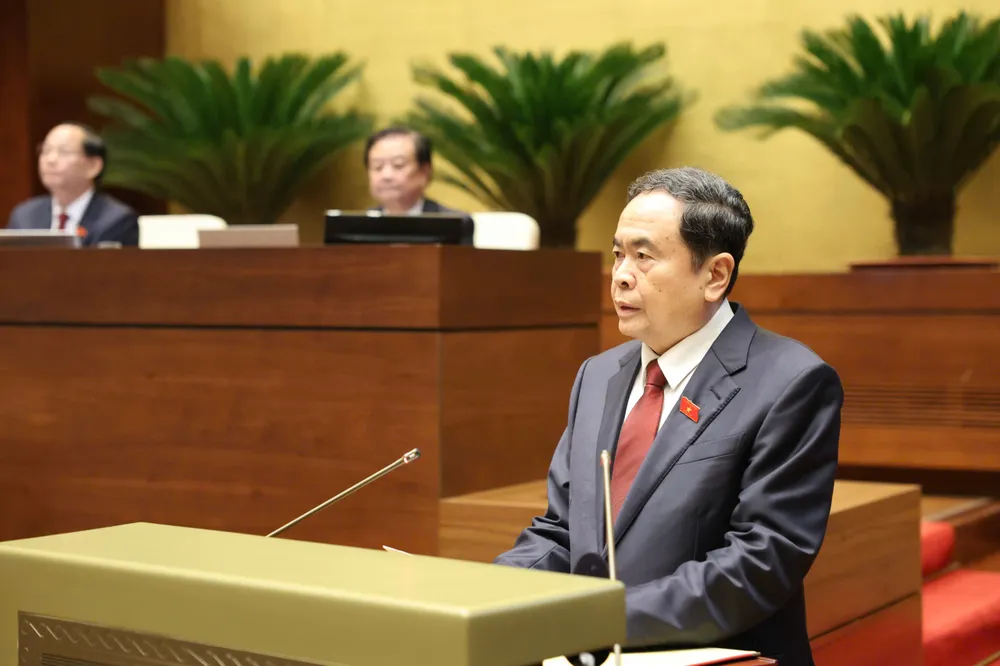 Nationalförsamlingens ordförande Tran Thanh Man presenterar ett utkast till rapport om arbetet under den 15:e mandatperioden för nationalförsamlingen på morgonen den 20 oktober. Foto: QUANG PHUC
