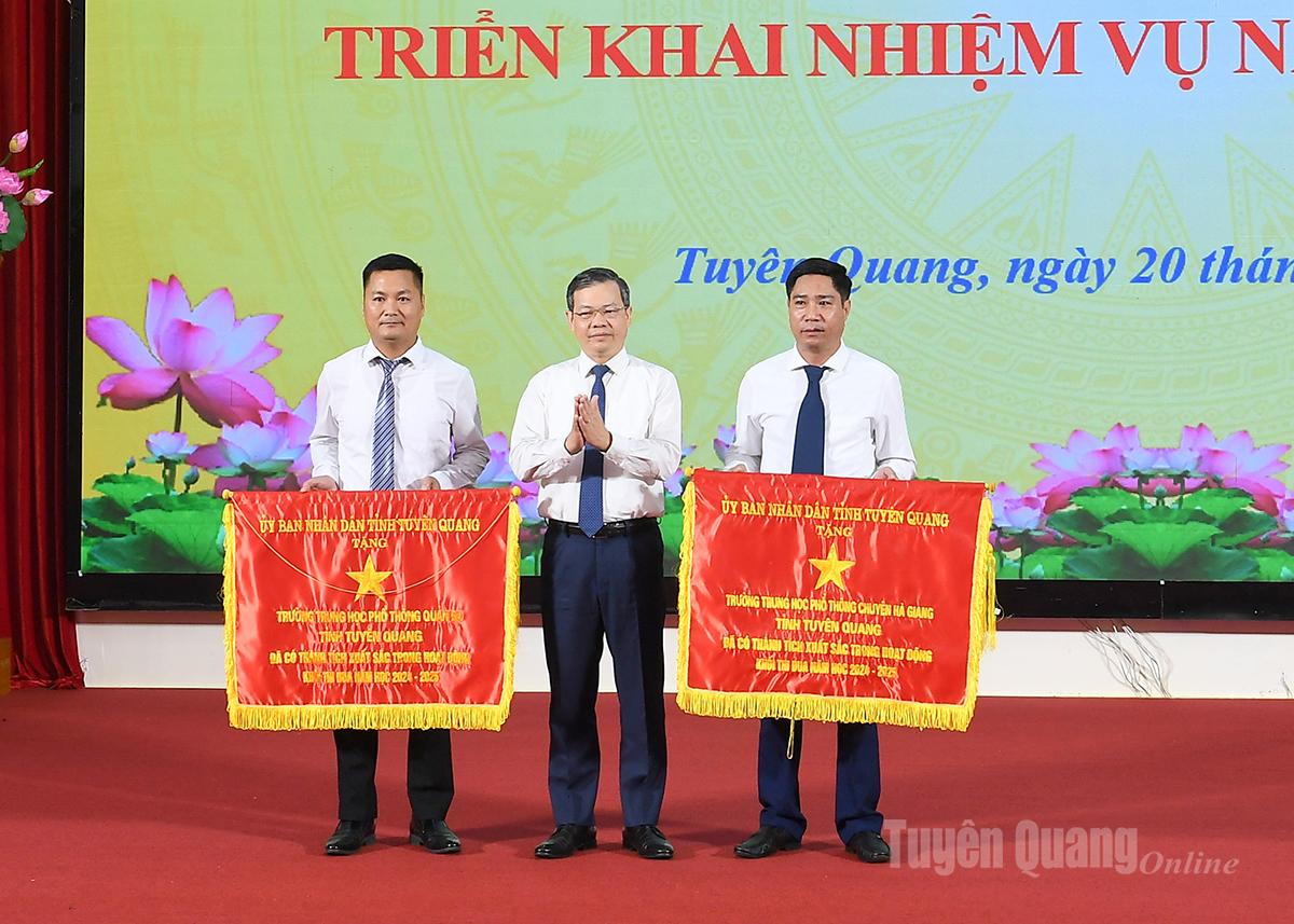 Nguyen Van Son elvtárs, a Tartományi Pártbizottság titkárhelyettese, a Tartományi Népi Tanács elnöke a Tartományi Népi Bizottság Versenyzászlóját adományozta a kollektíváknak.