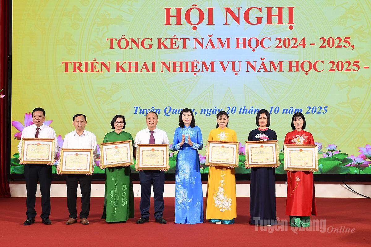 Pham Thi Minh Xuan elvtárs, a Tartományi Párt Állandó Bizottságának tagja, a Tartományi Népi Tanács alelnöke érdemokleveleket adott át a kollektíváknak.