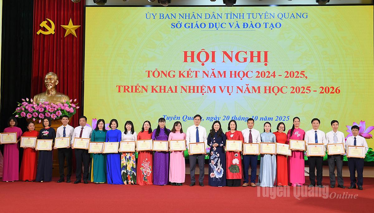 Vuong Ngoc Ha elvtárs, a Tartományi Párt Állandó Bizottságának tagja, a Tartományi Népi Bizottság alelnöke érdemokleveleket adományozott magánszemélyeknek.