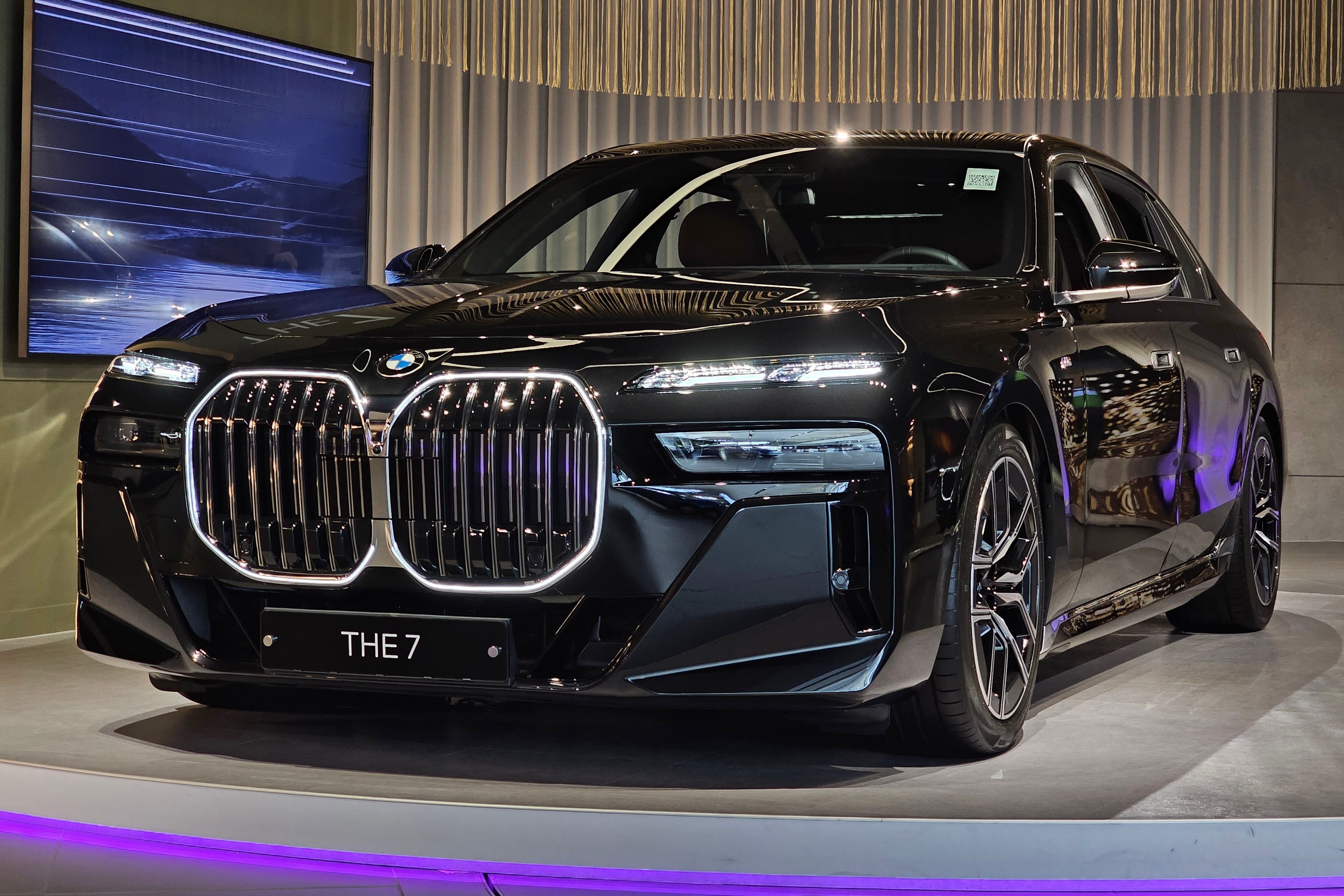 BMW 7 Series ជំនាន់ថ្មីដែលមានការរចនាចង្កៀងមុខបំបែក និងក្រឡាក្រលៀនដែលមានសញ្ញាសម្គាល់។