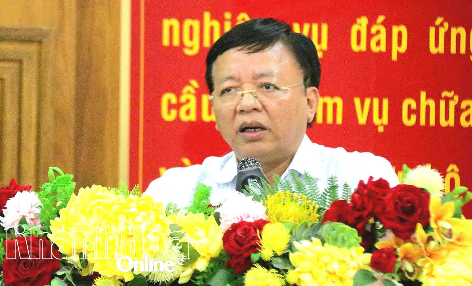 Vice ordförande för den provinsiella folkkommittén Le Huyen talade vid konferensen