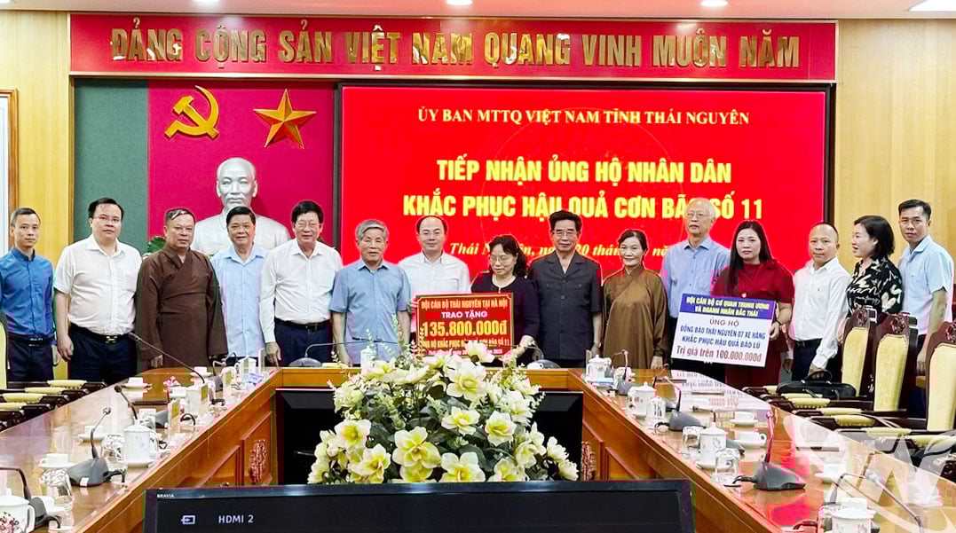 Thai Nguyen-tjänstemannaföreningen i Hanoi har mobiliserat donationer av pengar, varor och förnödenheter till ett totalt värde av över 1 miljard VND att dela med sin hemstad Thai Nguyen.