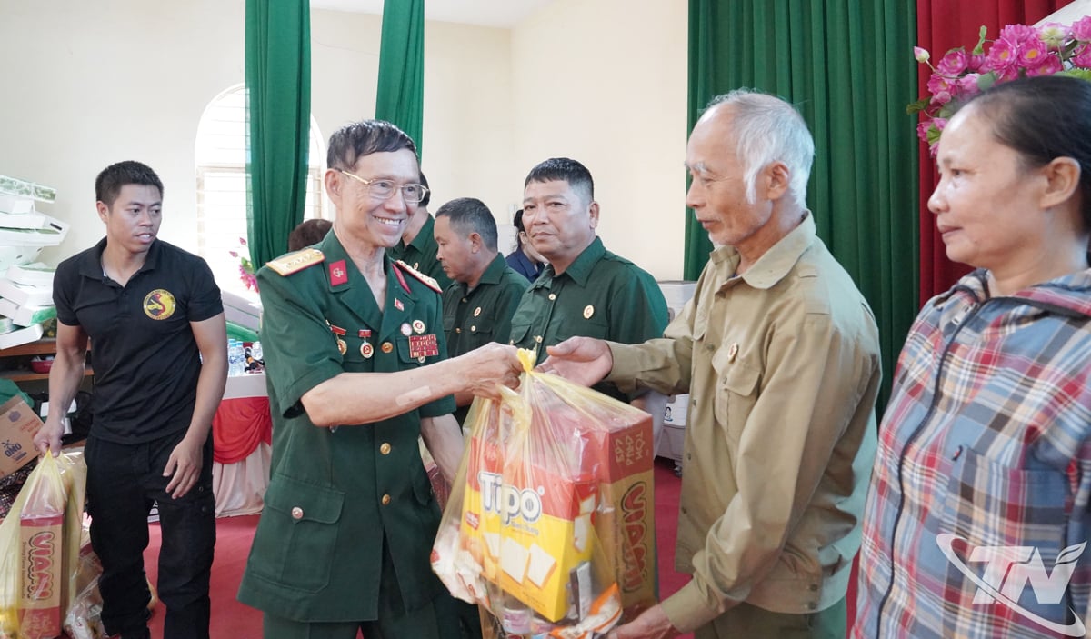 តំណាងគណៈកម្មាធិការទំនាក់ទំនងនៃកងពលធំទ័ពអាកាស និងកងកំលាំងពិសេសលេខ ៣០៥ បានប្រគល់អំណោយដល់អតីតយុទ្ធជននៃវួដ Gia Sang ដែលបានទទួលការខាតបង់ដោយសារទឹកជំនន់។