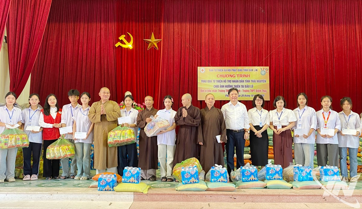Dak Lak provinsielle buddhistiske sangha overrakte 800 gaver, til en samlet verdi av mer enn 463 millioner dong.