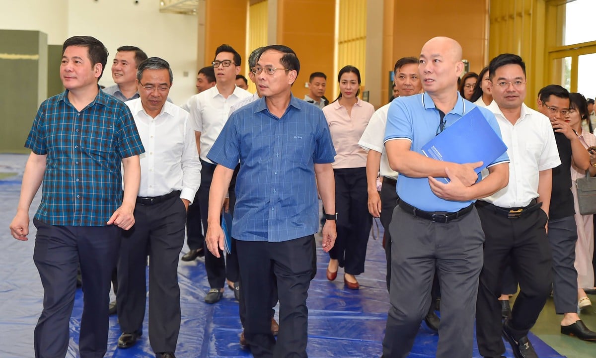 Vice premiärminister Bui Thanh Son inspekterade mässans framsteg.