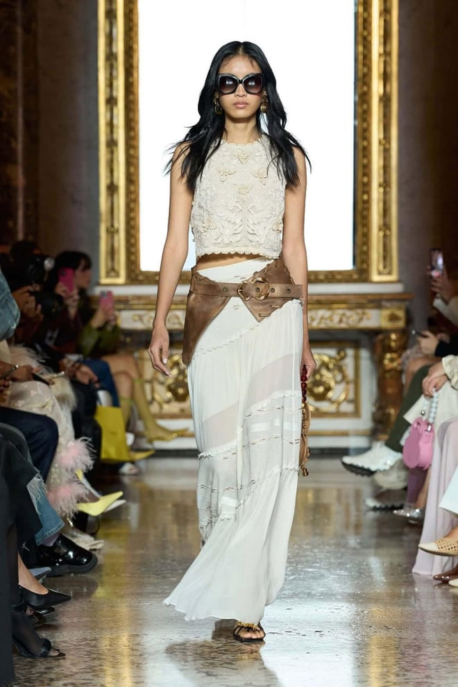 1-huynh-tu-anh-gop-mat-trong-show-dien-runway-cho-thuong-hieu-sara-wong.jpg