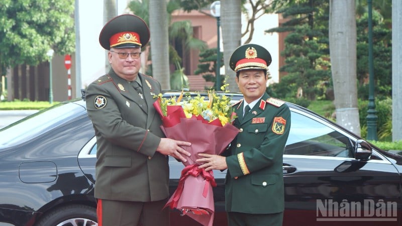General Nguyen Tan Cuong presided over the welcoming ceremony for the Chief of the General Staff of the Belarusian Armed Forces. (Photo: TRUNG HUNG)