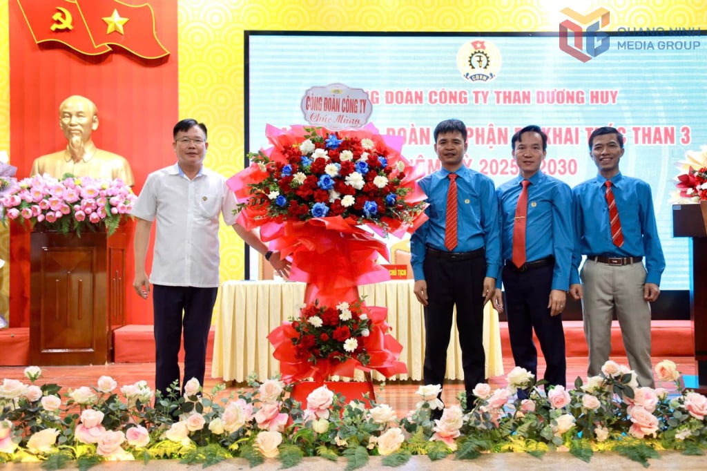 Lederne i Duong Huy Coal Companys fagforening overrakte blomster for å gratulere Kongressen for kullgruvearbeiders workshop 3.