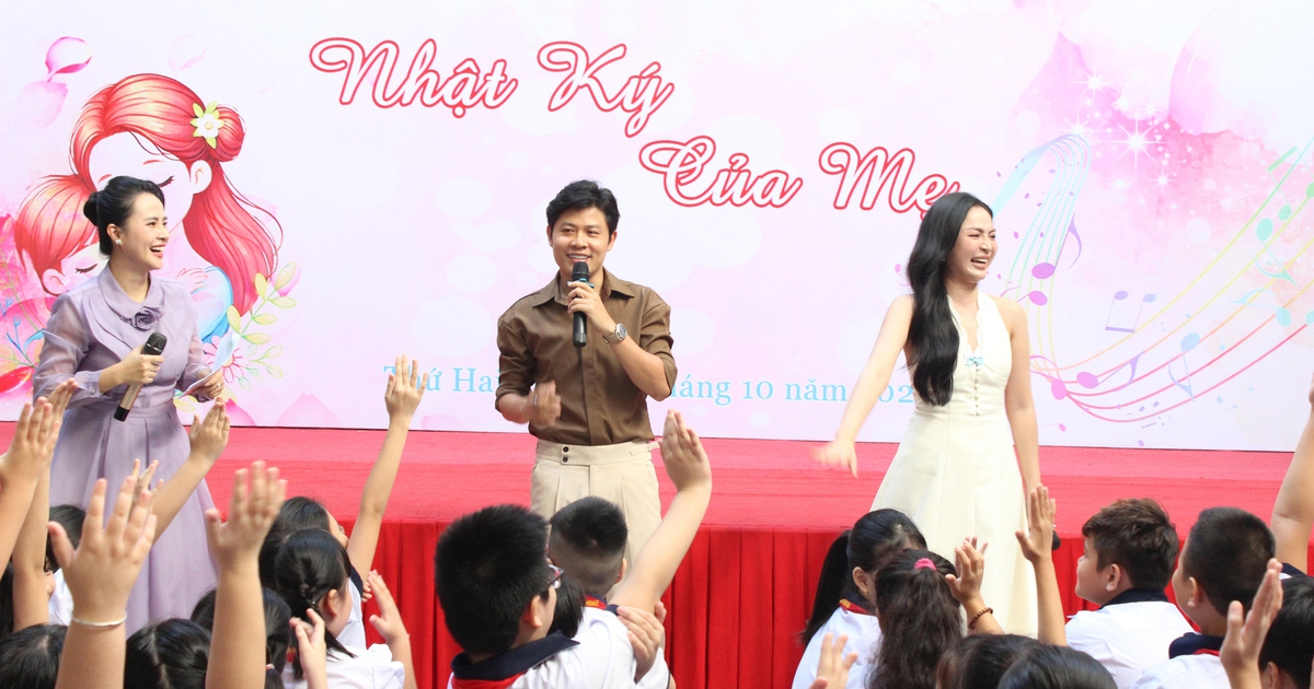 Nhạc sĩ Nguyễn Văn Chung, ca sĩ Duyên Quỳnh hát 'Nhật ký của mẹ' cùng học sinh