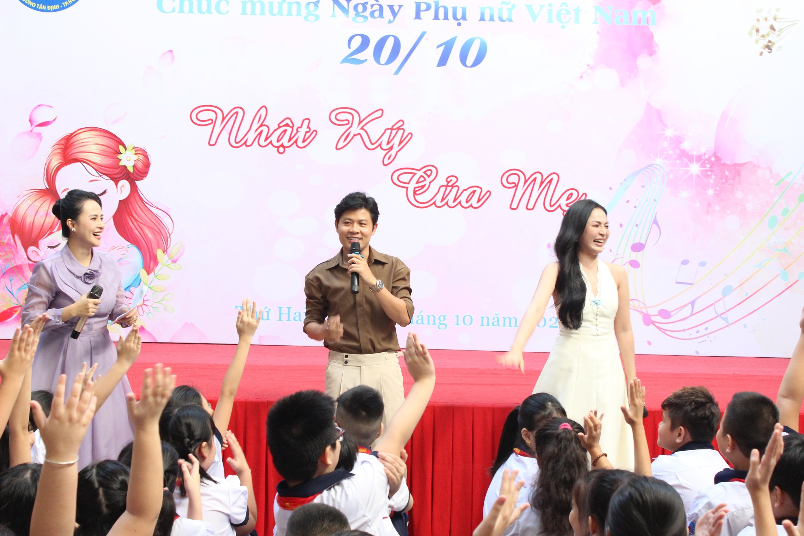 Nhạc sĩ Nguyễn Văn Chung, ca sĩ Duyên Quỳnh hát 'Nhật ký của mẹ' cùng học sinh - Ảnh 1.