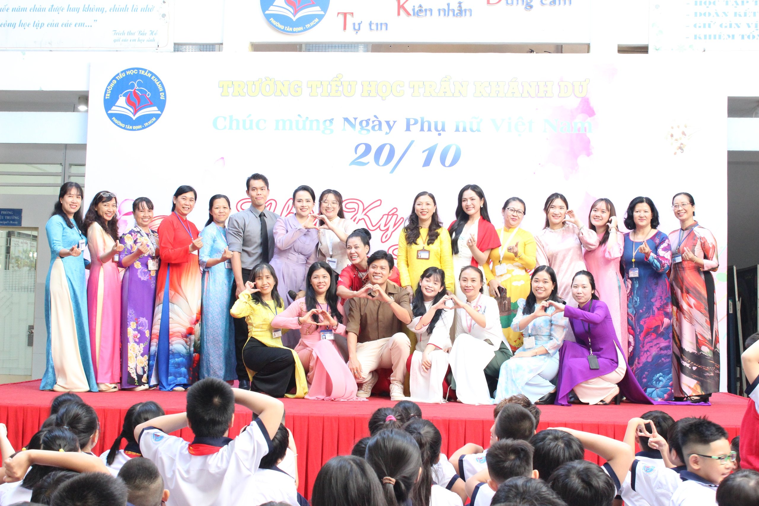 Nhạc sĩ Nguyễn Văn Chung, ca sĩ Duyên Quỳnh hát 'Nhật ký của mẹ' cùng học sinh - Ảnh 6.