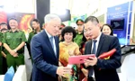 Stały wicepremier Nguyen Hoa Binh testuje technologię śledzenia pochodzenia świeżych produktów mlecznych TH true MILK. Zdjęcie: Gazeta Rządowa