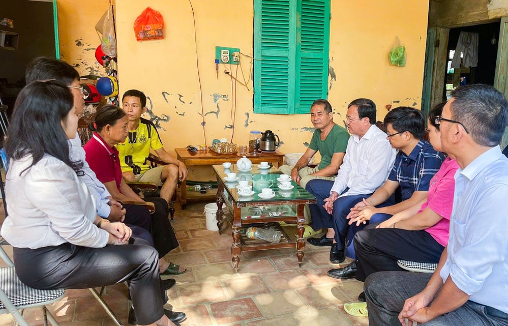 Genosse Le Van Han – stellvertretender Sekretär des Provinzparteikomitees, Vorsitzender des Komitees der Vietnamesischen Vaterländischen Front der Provinz Vinh Long und die Arbeitsdelegation besuchten und ermutigten Haushalte.