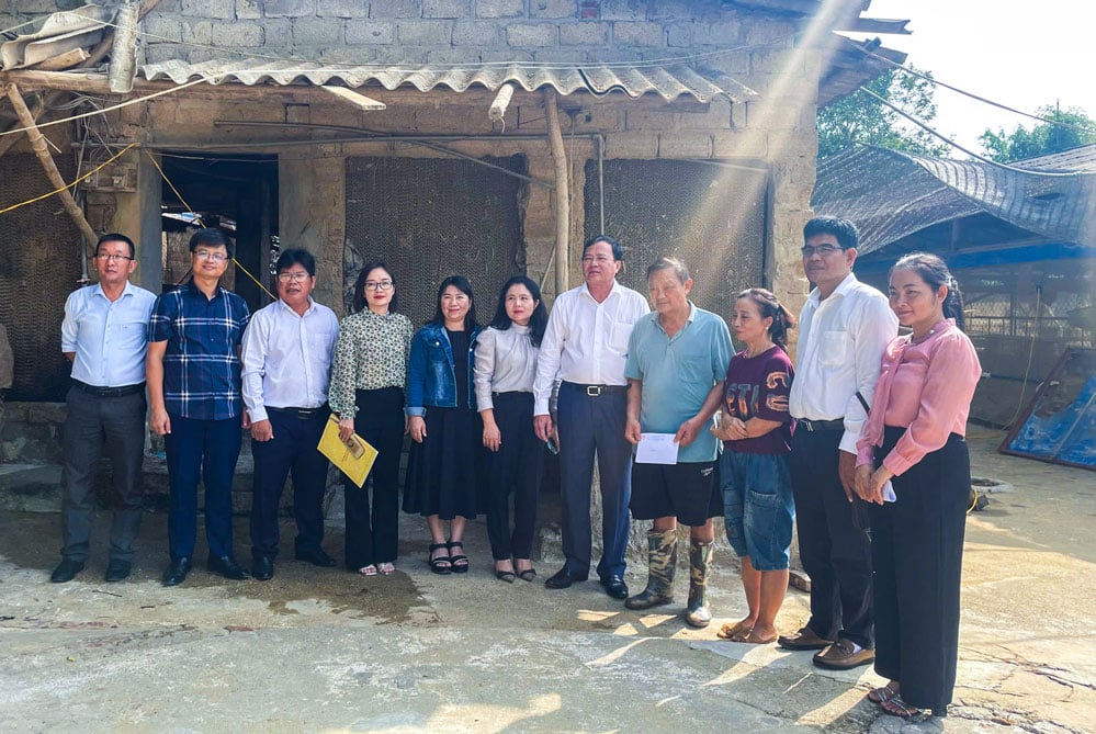 Die Arbeitsdelegation der Provinz Vinh Long überreichte Geschenke zur Unterstützung von Familien, die von Naturkatastrophen in der Provinz Thai Nguyen betroffen waren.  