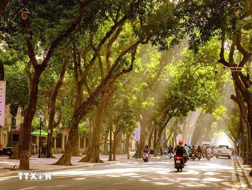 Hanoi hat zu jeder Jahreszeit seine eigene Schönheit, aber der Herbst ist vielleicht die Jahreszeit, die die Herzen der Menschen am meisten höher schlagen lässt. (Foto: Khanh Hoa/VNA)