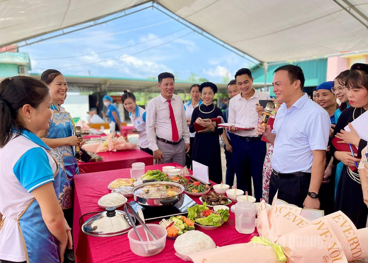 The Organizing Committee scores the dishes of the competing teams.