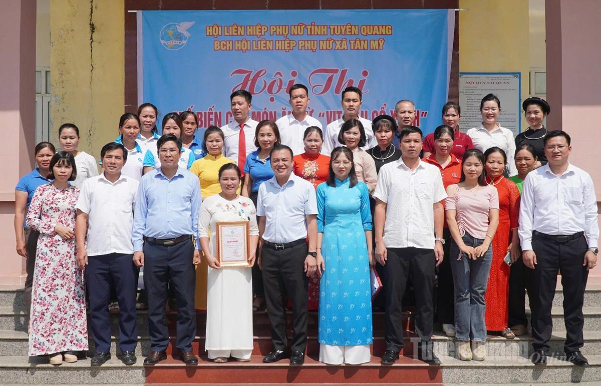 The Organizing Committee awarded prizes to the teams participating in the contest of preparing dishes from Tan My green-necked duck.