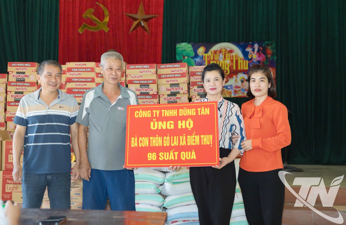 ບໍລິສັດ ດົ່ງເຕິນ ຈຳກັດ ໜູນຊ່ວຍປະຊາຊົນຢູ່ຕາແສງ ດຽມທ້ວນ ທີ່ໄດ້ຮັບຜົນກະທົບຈາກໄພທຳມະຊາດຈາກພະຍຸໝາຍເລກ 11.