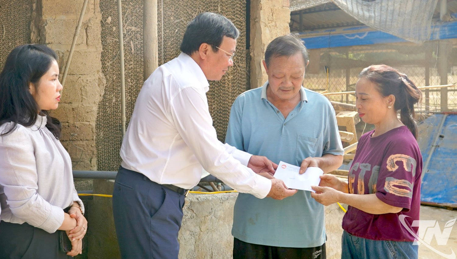 Comrade Le Van Han, Deputy Secretary of the Provincial Party Committee, Chairman of the Fatherland Front Committee of Vinh Long province visited, encouraged and gave support to 5 households in Linh Son ward.