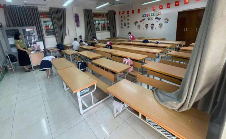 초등학교 주방에서 메추라기 알 냄새가 심해요: 많은 부모들이 자녀들을 학교에 보내지 않고 집에 두어요 - 사진 1. Trứng cút bốc mùi tại bếp ăn trường tiểu học: Nhiều phụ huynh cho con nghỉ học - Ảnh 1.