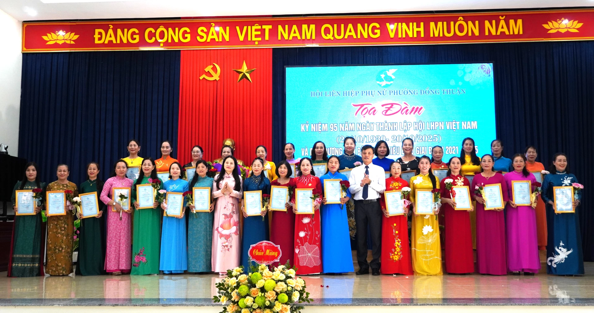 La représentante permanente du Comité du Front de la Patrie du Vietnam du district de Dong Thuan et l'Union des femmes du district ont félicité les cadres exemplaires de l'Union des femmes pour la période 2021-2025. Photo : H.Tr