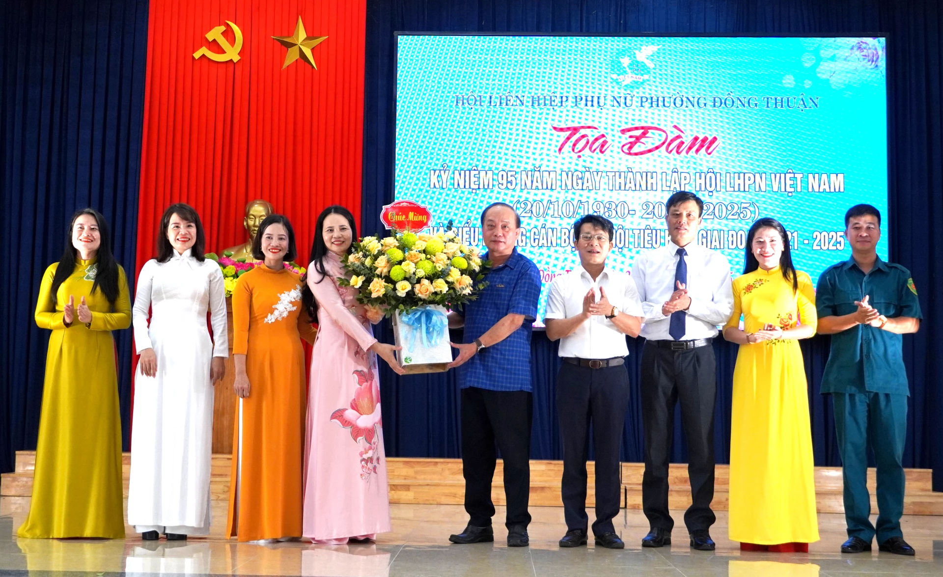 Des représentants des responsables du quartier de Dong Thuan ont offert des fleurs pour féliciter l'Union des femmes du quartier. Photo : H.Tr