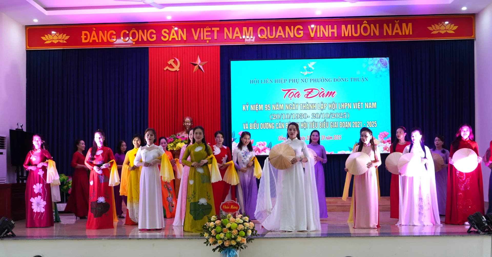 Des membres de l'Union des femmes du quartier de Dong Thuan présentent des costumes traditionnels d'ao dai. Photo : H.Tr