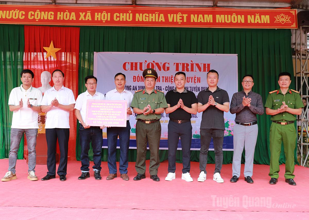 ພະແນກຕຳຫຼວດສະກັດກັ້ນ ແລະ ຕ້ານອັກຄີໄພແຂວງ ໄດ້ມອບເງິນຈຳນວນ 320 ລ້ານດົ່ງ ໜູນຊ່ວຍໂຮງຮຽນປະຖົມ ແລະ ມັດທະຍົມບ້ານລ້ອງ, ຕາແສງ ຮວ່າງຊູຟີ.