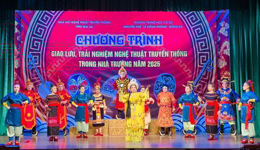 cac-nghe-si-dien-vien-doan-tuong-dao-tan-bieu-dien-trich-doan-tuong-quang-trung-len-ngoi.jpg