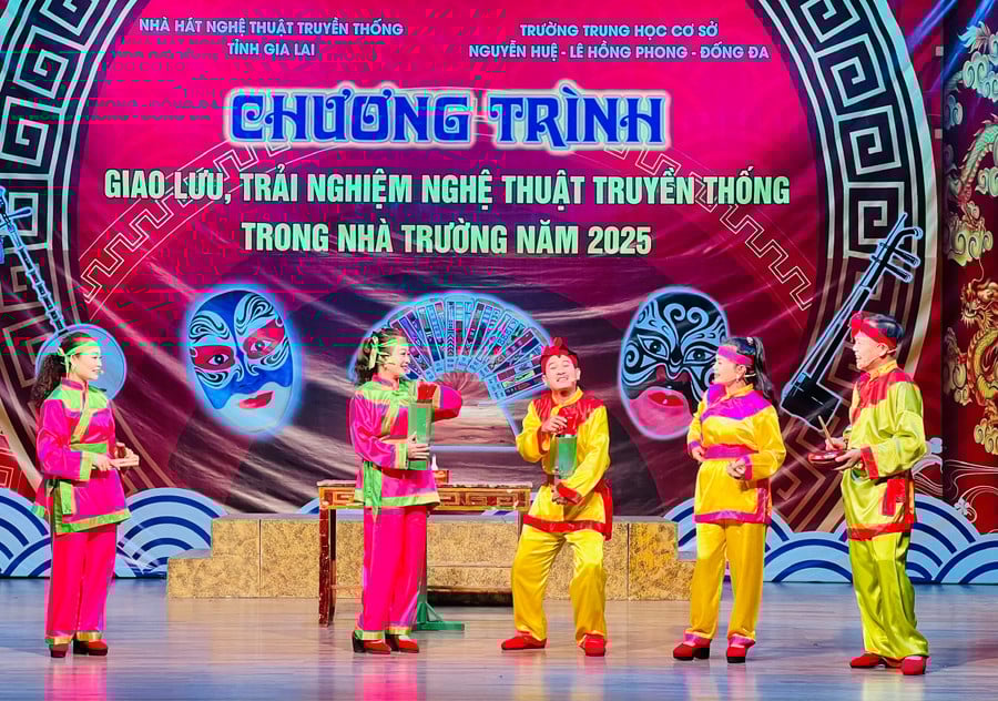 phan-hat-bai-choi-dan-gian-do-cac-nghe-si-bieu-dien-mang-den-niem-vui-cho-hoc-sinh.jpg