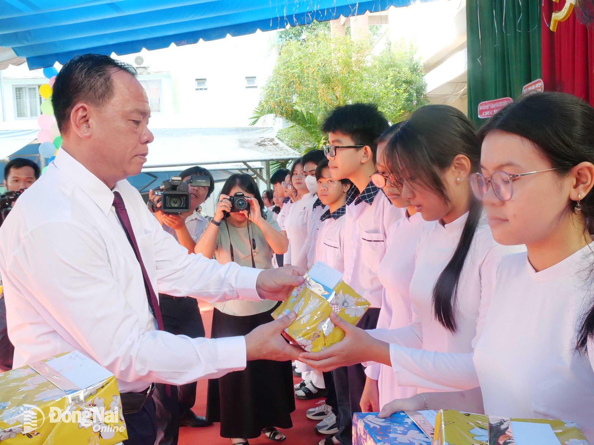 Biträdande sekreterare för den provinsiella partikommittén, ordförande för folkkommittén i Dong Nai-provinsen, Vo Tan Duc överlämnar gåvor till elever vid Phuoc Thien High School (Nhon Trach kommun, Dong Nai-provinsen) på öppningsdagen för läsåret 2025-2026. Foto: Hanh Dung