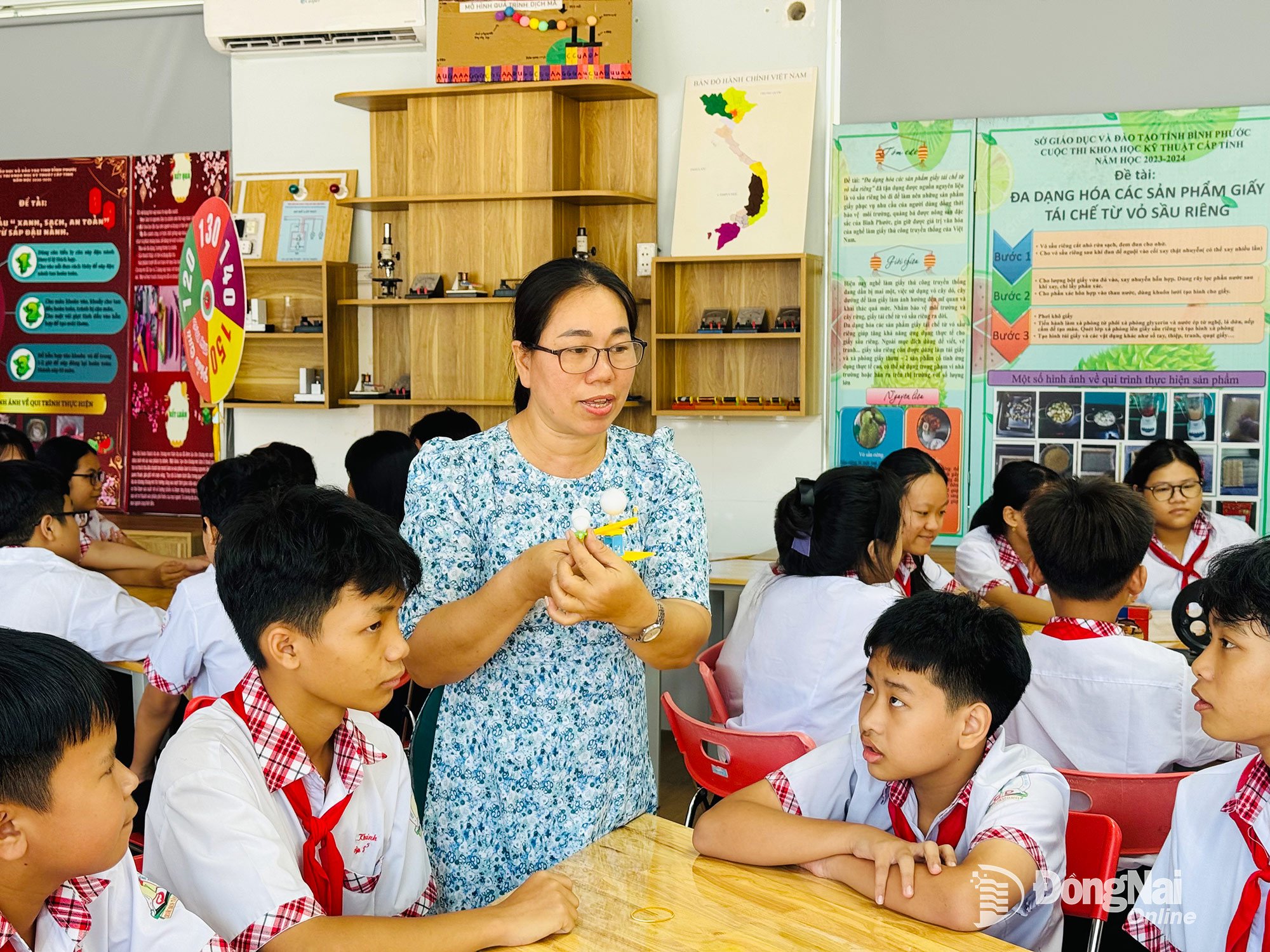 Lärare och elever på Tan Xuan Secondary School (Binh Phuoc-distriktet) under en praktisk lektion. Foto: Hanh Dung