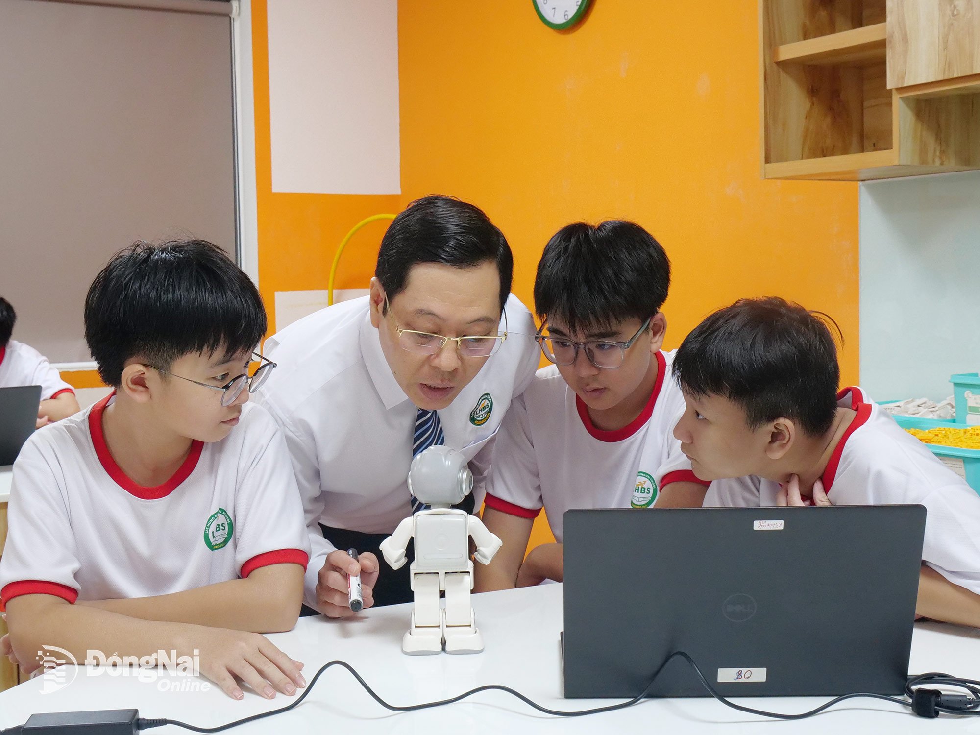 Lärare och elever vid Lac Hong Bilingual Primary School (Tran Bien Ward) i en klass som använder artificiell intelligens. Foto: Hanh Dung